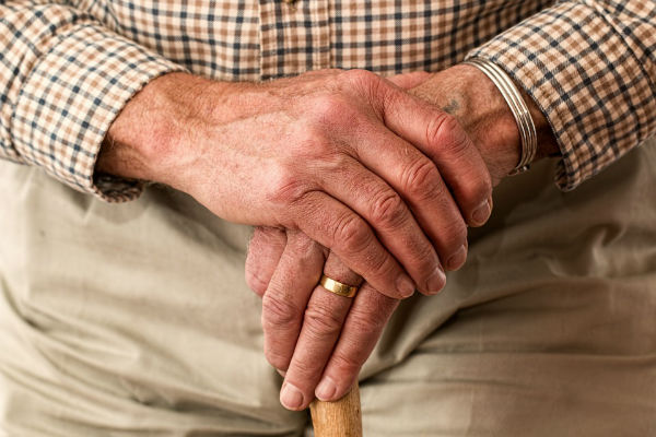 65岁以上老人买大病保险被拒保怎么办