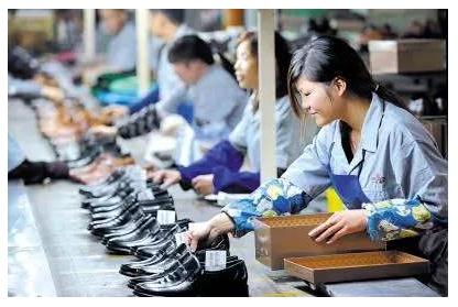 越南鞋厂百人中毒 工伤保险怎么赔偿?